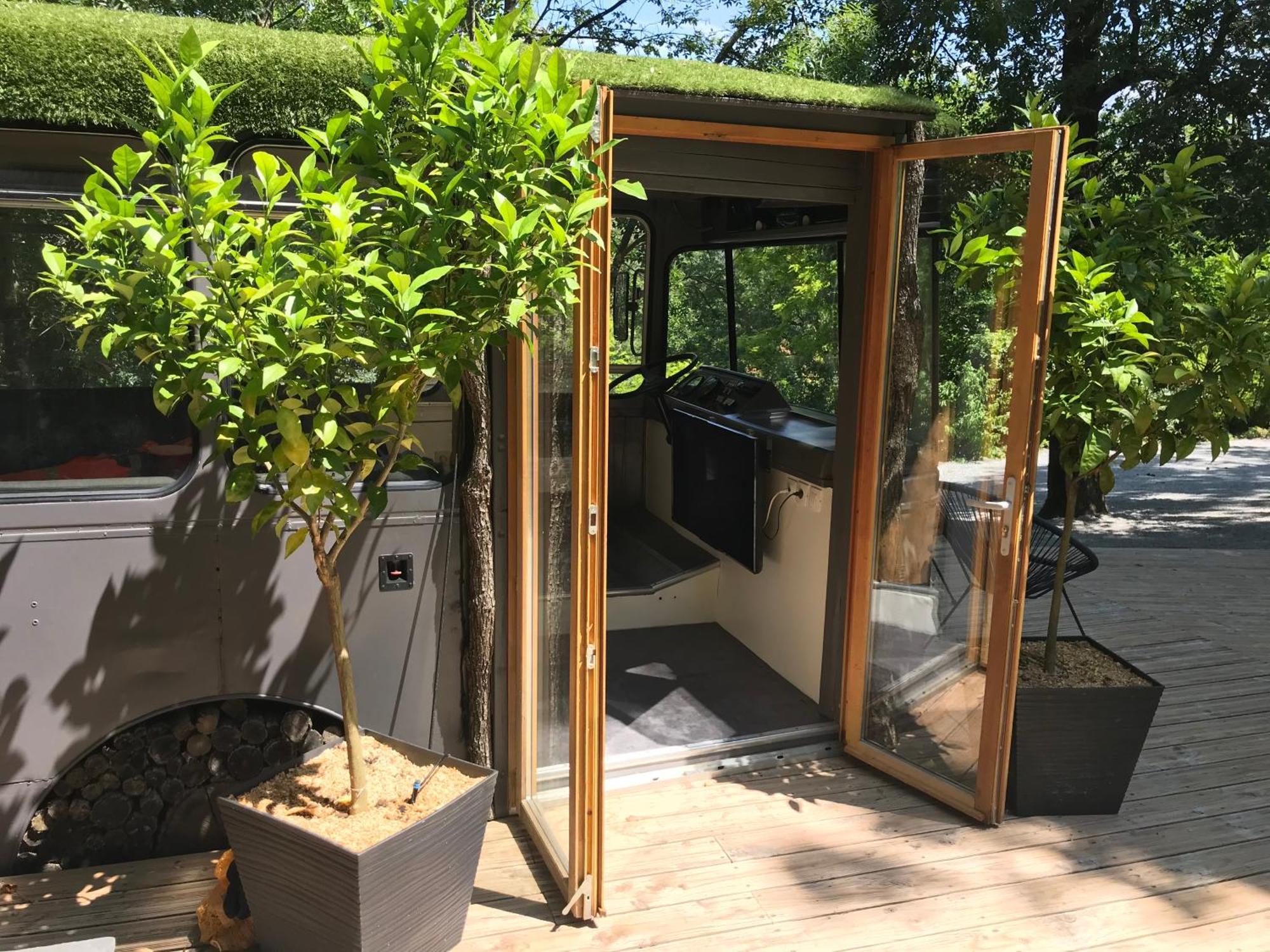 Bus Atypique Au Bord Du Canal Du Midi Et Au Coeur D'Une Foret 2 Chambres Villepinte  Buitenkant foto