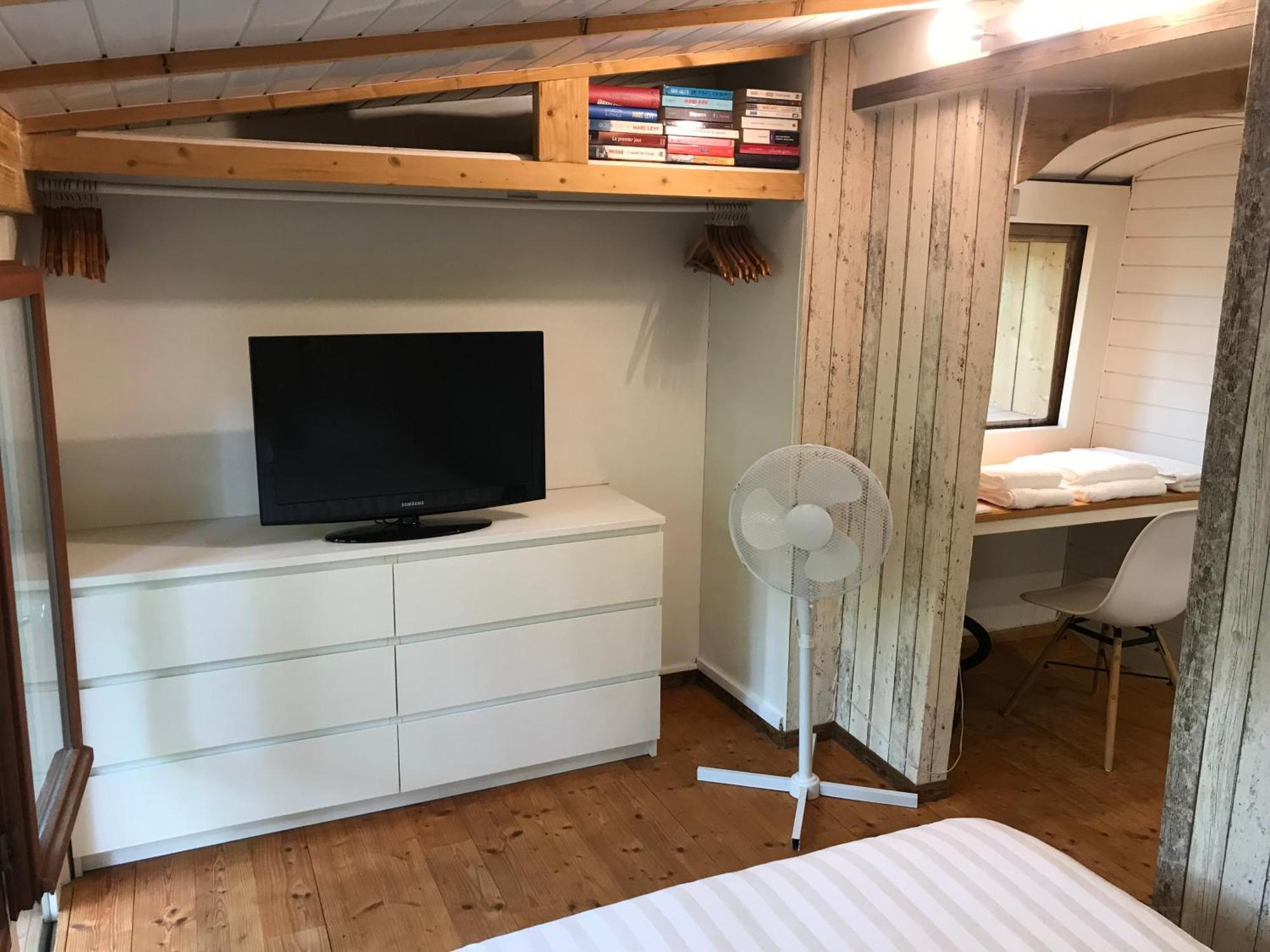 Bus Atypique Au Bord Du Canal Du Midi Et Au Coeur D'Une Foret 2 Chambres Villepinte  Buitenkant foto